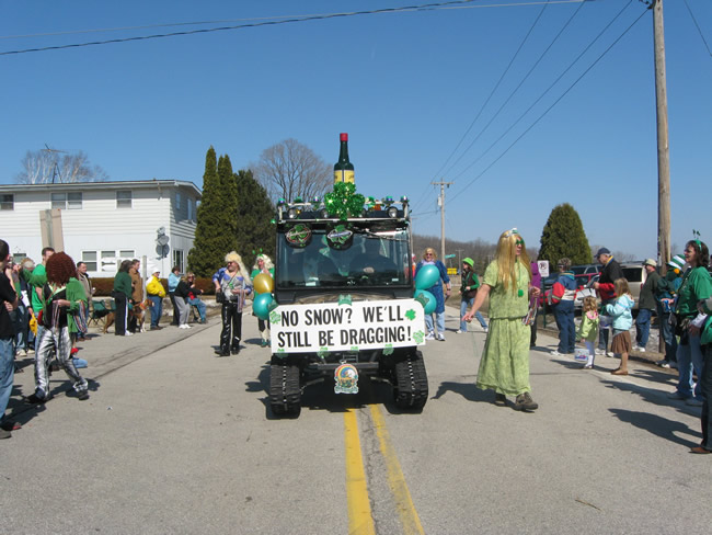 /pictures/ST Pats Float 2009 - No snow our guys keep draging/IMG_1390.jpg